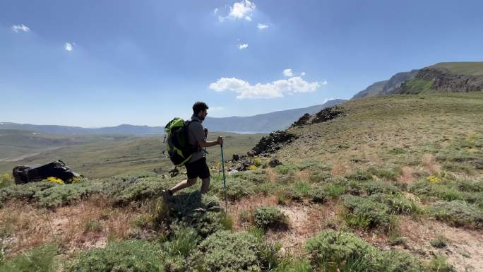 如果可以，去远足登山爬山翻越高山徒步旅游