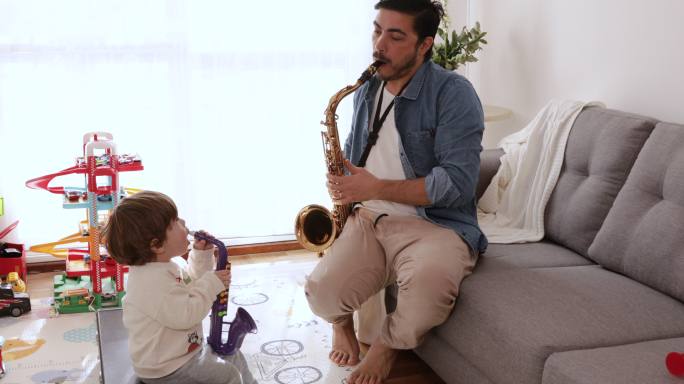 父子俩在演奏音乐亲子时光教学
