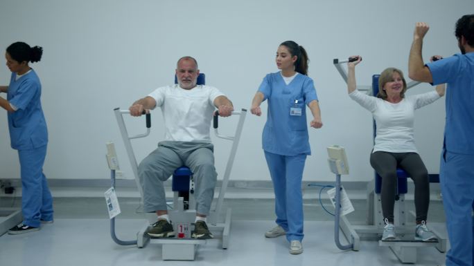 在物理康复中心的拉丁美洲患者在那里的治疗师的指导下进行日常活动