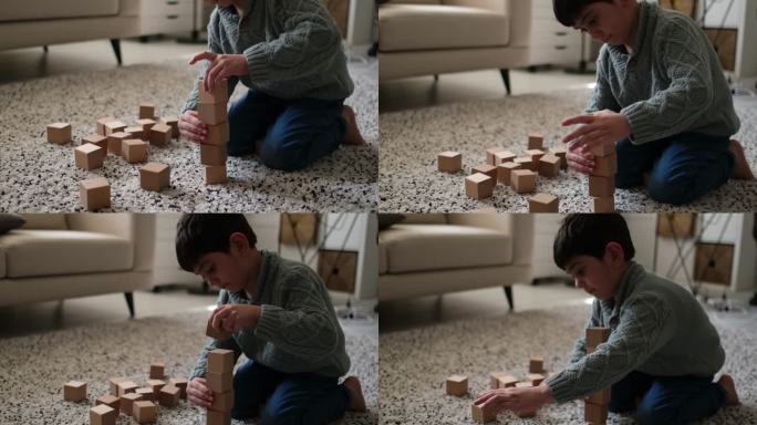 坐在地板上的小孩。漂亮的男孩在家玩木方块