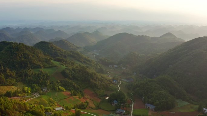 清晨雾气山川美景