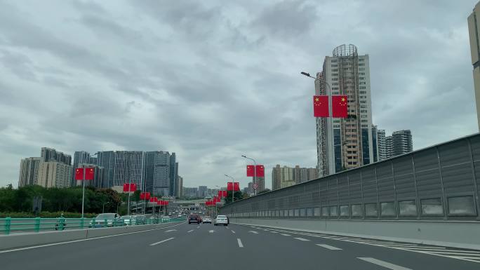 城市穿梭行车第一视角国庆节城市街道旗帜