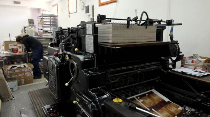 自动机器分拣和堆叠打印介质，同时在后台工作的印刷车间工人无法识别