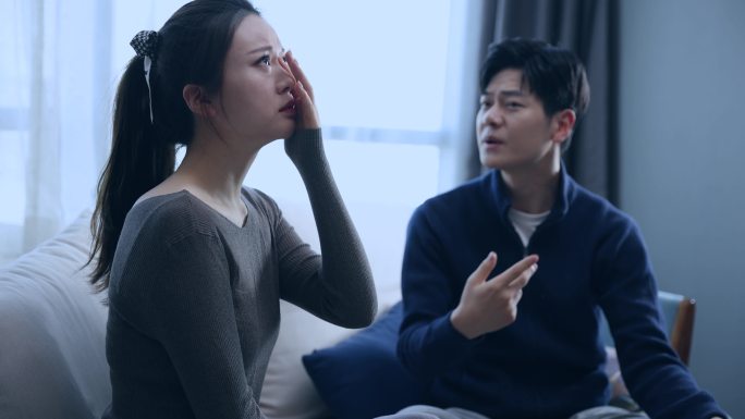 亚洲夫妇在家吵架争执争吵夫妻婚姻问题哭泣