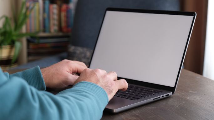 男人在家里使用笔记本电脑