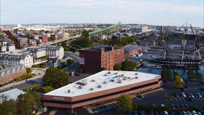 波士顿国家历史公园位于查尔斯顿海军造船厂，设有美国海军宪法博物馆。现存最古老的美国船只。带有前摄相机