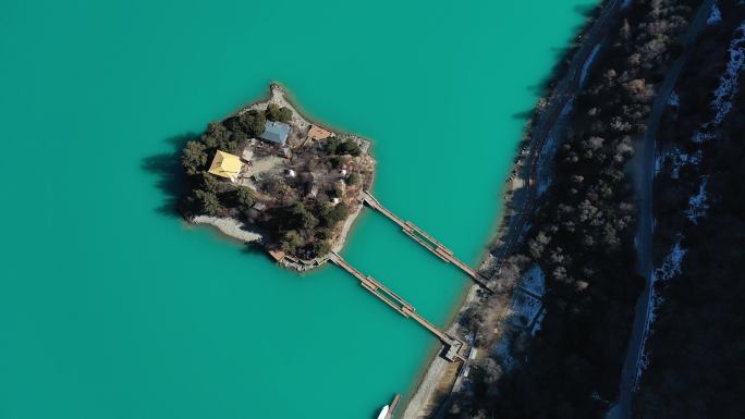 西藏林芝绿色湖泊巴松措湖心岛航拍