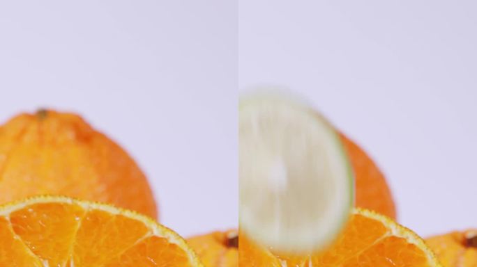 柠檬片掉落在橘子切面上