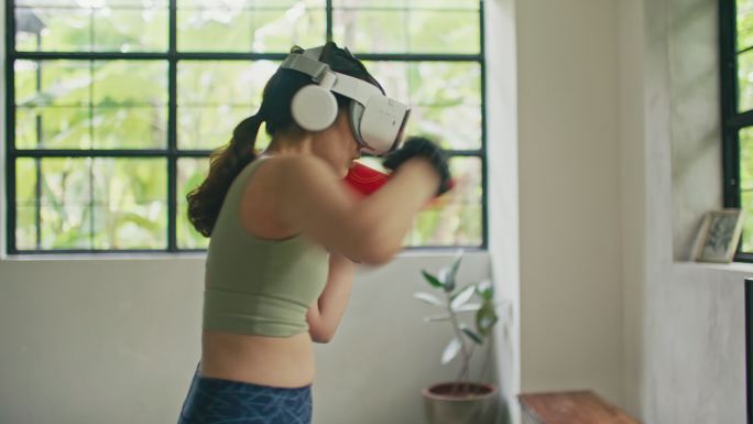 年轻迷人的女子拳击VR 360头戴式训练，用于在虚拟现实中踢球