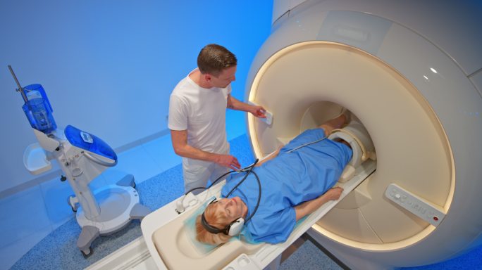LD老年女性患者滑入MRI机进行膝盖扫描
