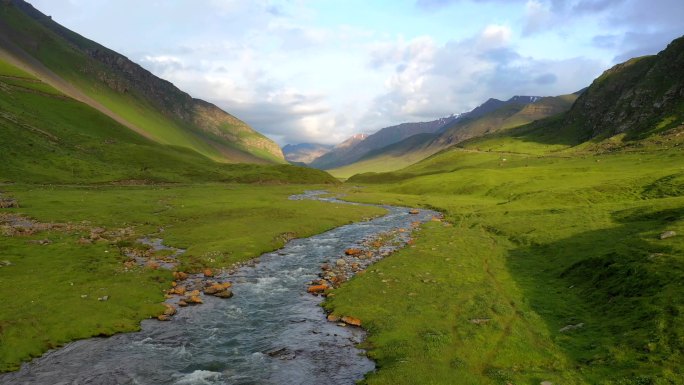 新疆山谷草原溪流风光航拍