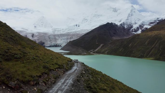 航拍汽车行驶在萨普神山景区险峻的山路上