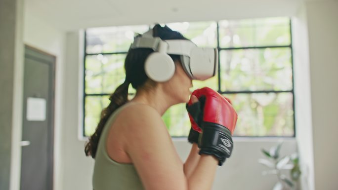 年轻迷人的女子拳击VR 360头戴式训练，用于在虚拟现实中踢球