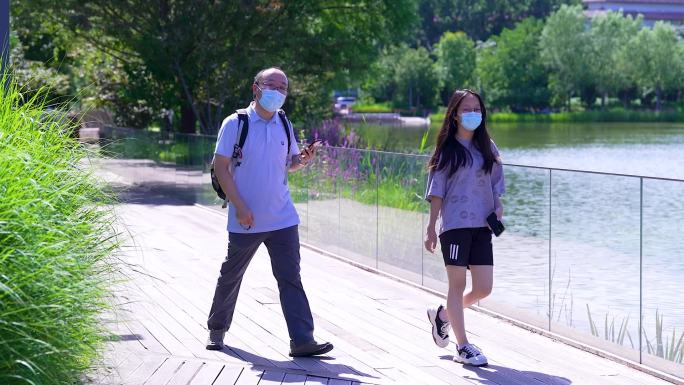 参观游览北京首钢主题文化园的游客