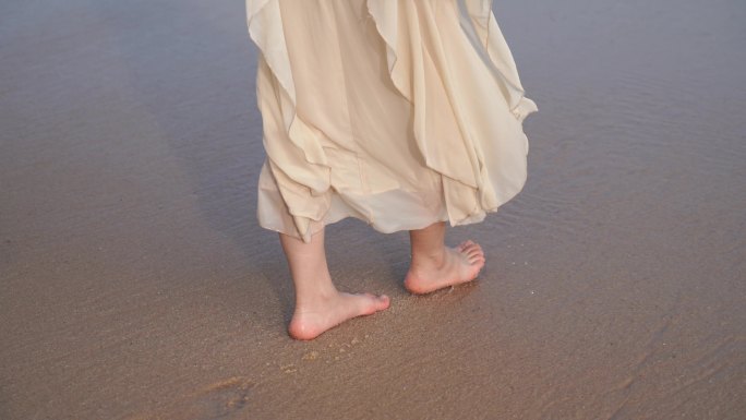 美女模特走在海边沙滩上走路海滩漫步散步