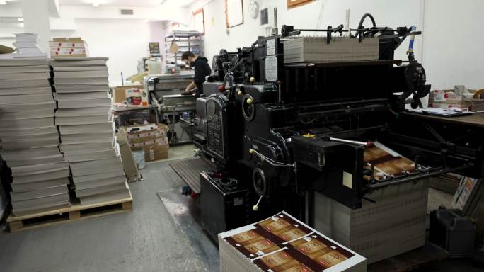 当工人在后台工作时，机器在Printing house里，对一堆打印介质进行分类