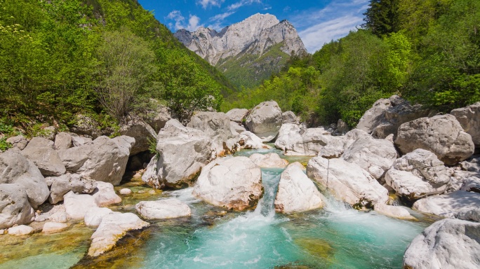 在阳光明媚的夏日，壮丽的绿色山间河谷