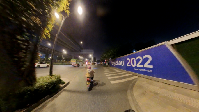 全景广角相机拍摄城市夜晚道路骑行移动延时