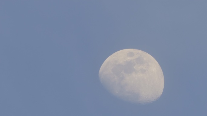 月亮在蓝天上的运动。
