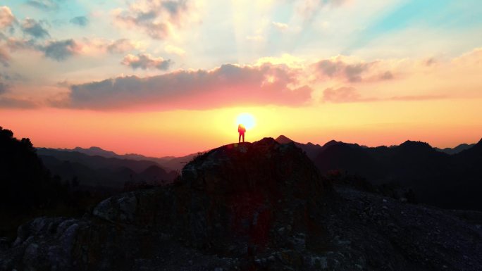 男人站在山顶眺望远方夕阳企业文化攀登剪影