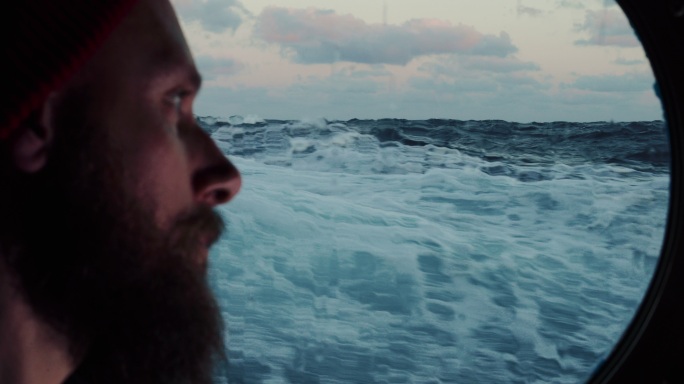 海上航行的船只舷窗上的人