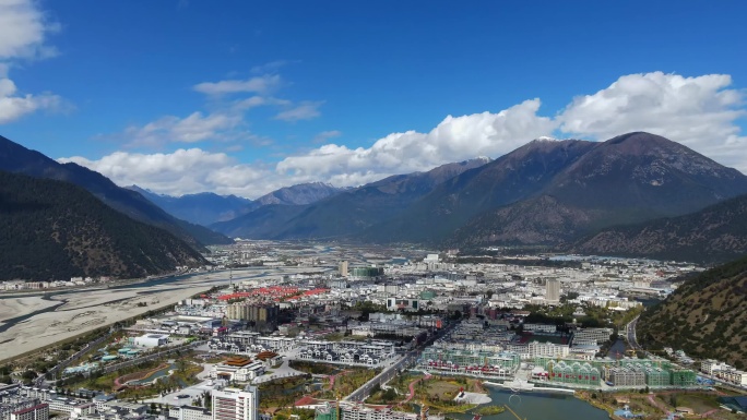 西藏林芝市巴宜区城市大景航拍延时