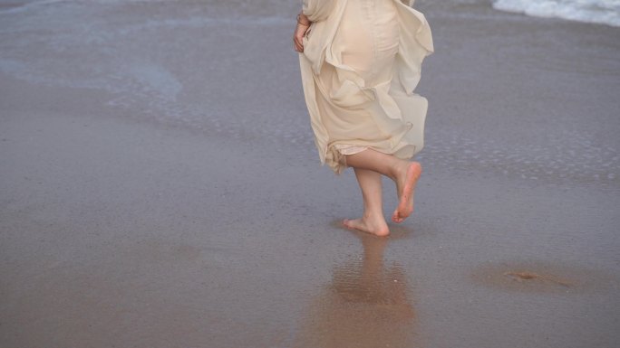 美女海边沙滩上奔跑脚步特写