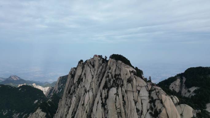 航拍雄伟的高山