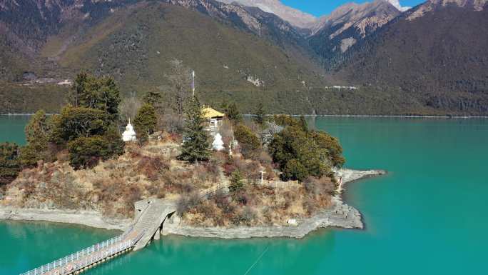 西藏林芝绿色湖泊巴松措湖心岛航拍
