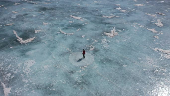 冬季西藏冰封湖面人物环绕航拍