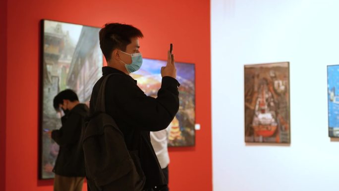 参观画展