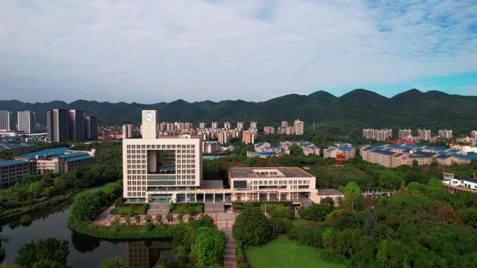 重庆师范大学  校园 图书馆 草坪 大钟