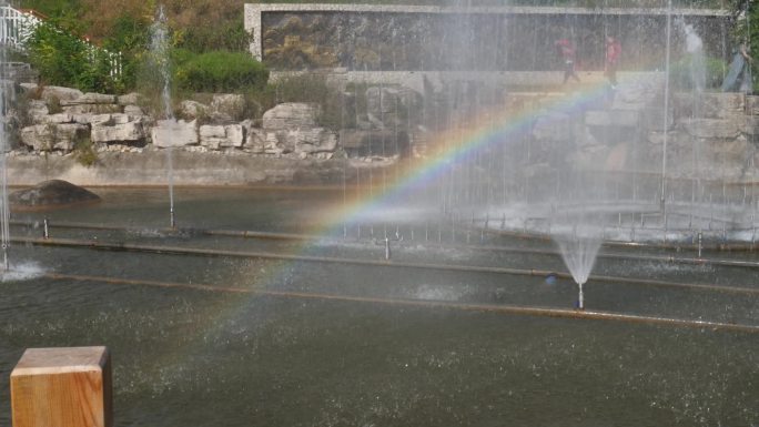 广场喷泉真实雨后彩虹七色虹彩