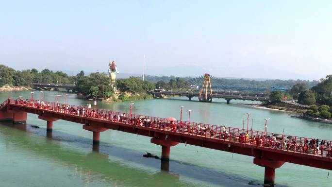 印度北部哈利德瓦尔的桥上人群