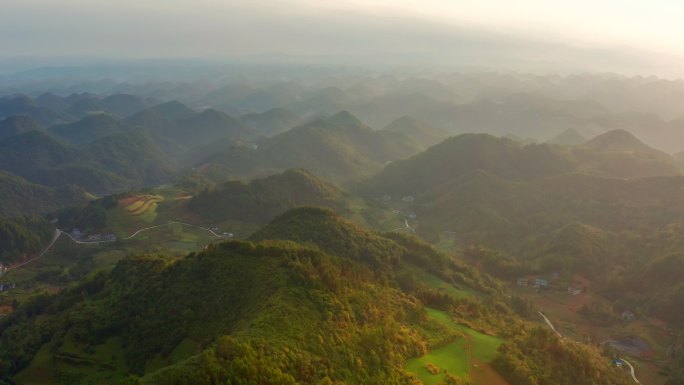 清晨雾气山川美景