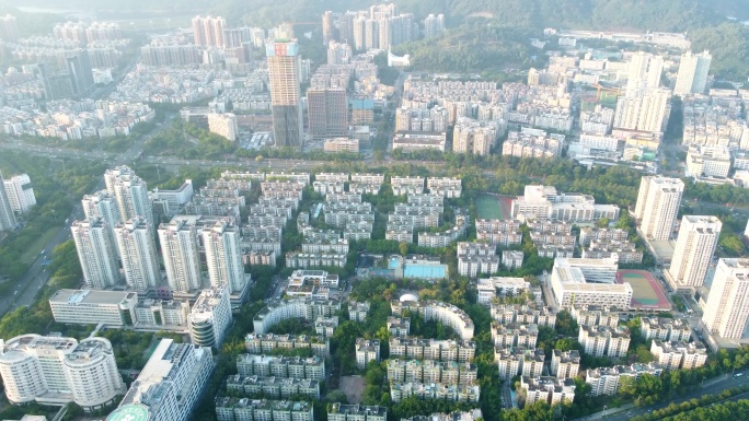中国深圳密集的房屋和城市道路