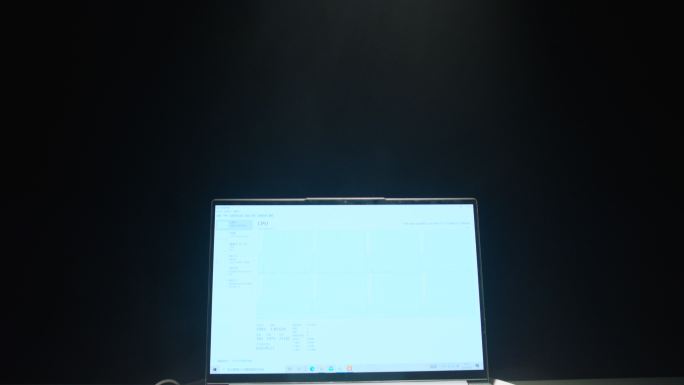 笔记本电脑 圆台摆拍特写 烟云效果