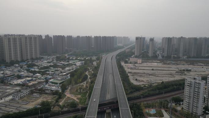 疫情期间空空当当的城市快速路