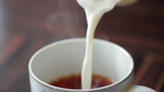 把牛奶加到茶里牛奶加到茶里咖啡加奶奶茶