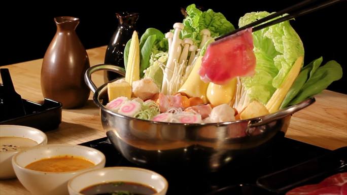 Suki shabu在一个精心准备的锅里。