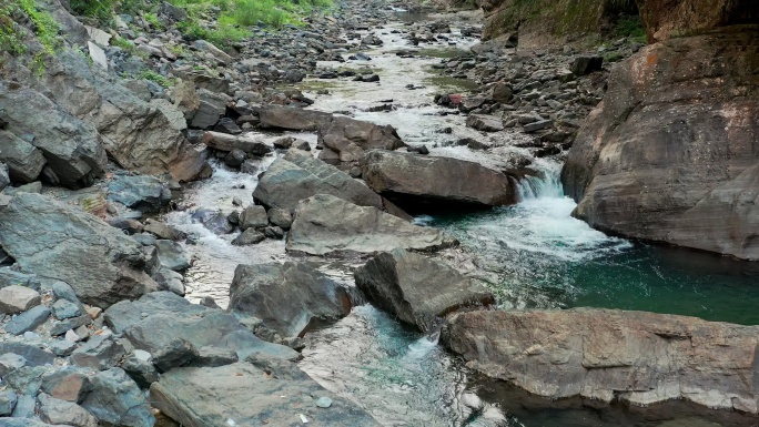 鹤峰屏山溪流