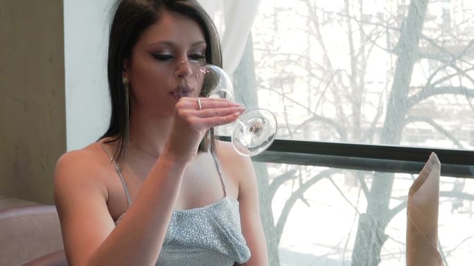美丽的女人享受一杯红酒库存视频