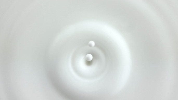 牛奶滴掉入白色奶油液体
