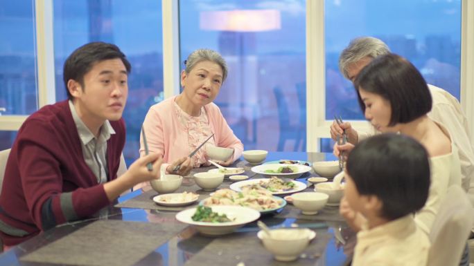 多代中国新年除夕家庭聚餐在公寓