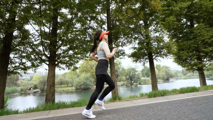清晨女孩公园跑步运动健康锻炼有氧运动呼吸