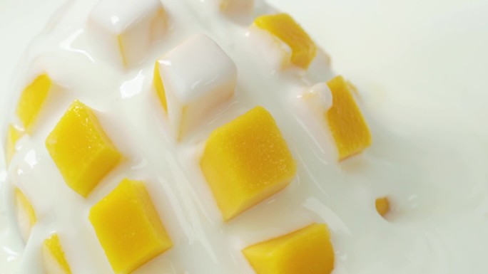 芒果上淋入酸奶 芒果掉入酸奶中