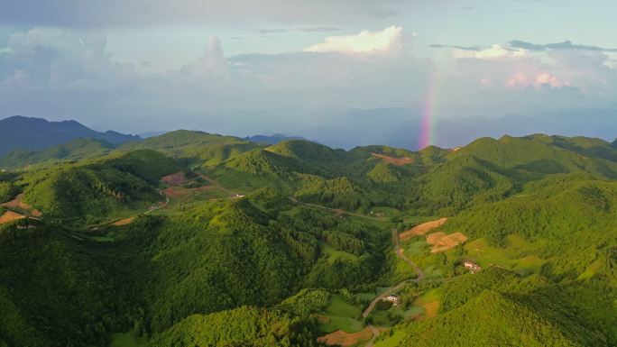 航拍高山彩虹