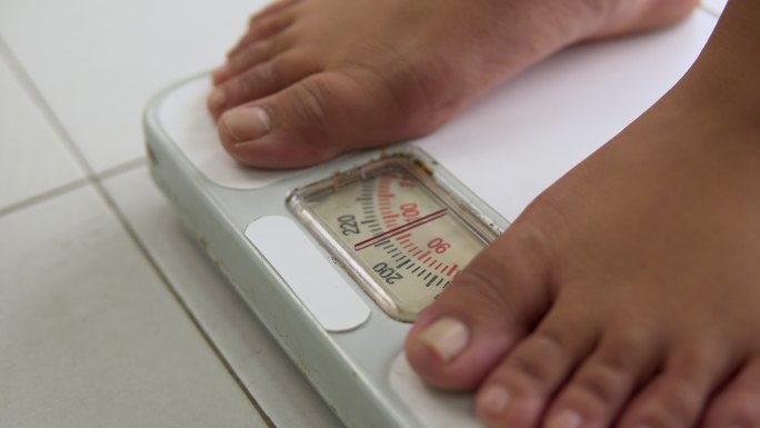 女性站立活动测量体重秤，用于赤脚饮食