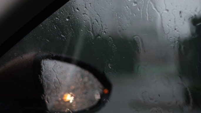 暴雨堵车上班下雨城市道路开车