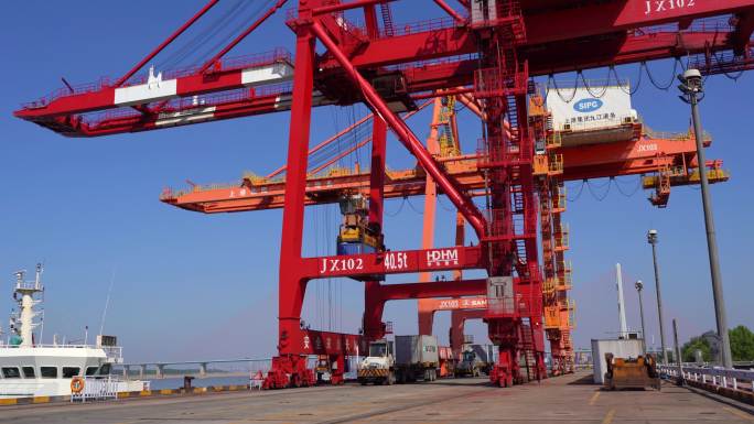 物流繁忙的九江港在运输集装箱货物